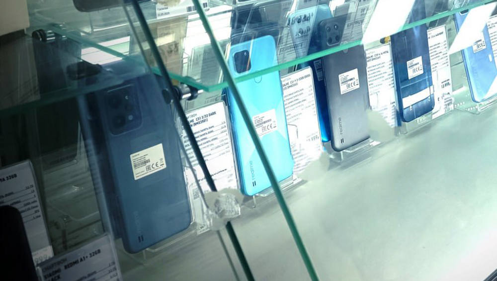 В Брянске в магазине «Эльдорадо» с витрины бомж украл три мобильных телефона