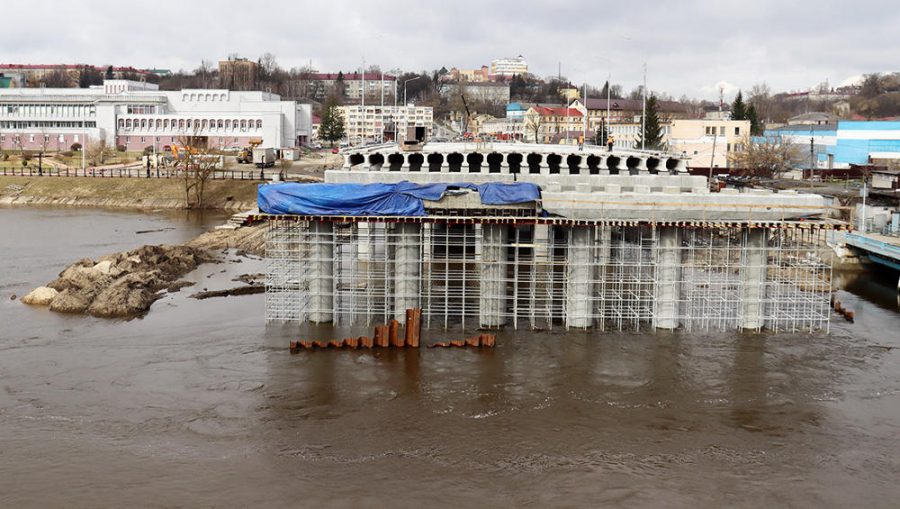 Разлив вынудил строителей Славянского моста в Брянске отвести технику от русла реки