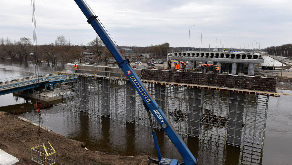 С 1 апреля строителям Славянского моста в Брянске начнут начислять штрафы за срыв сроков