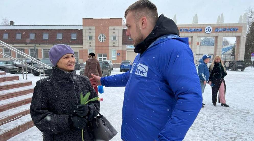 Женщинам Брянска дарили цветы в честь предстоящего праздника