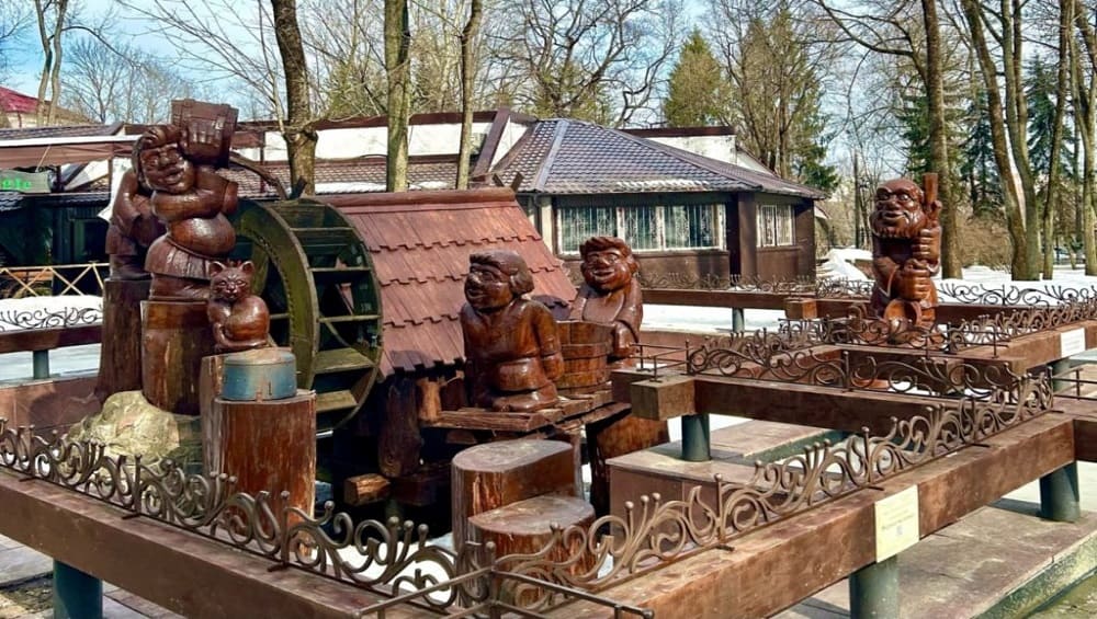 В Брянске в парке Толстого до 1 мая 2023 года восстановят деревянные скульптуры