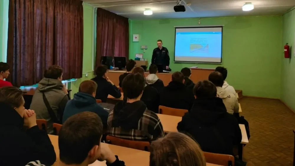 Госавтоинспекция Брянской области провела в Навле занятия с кандидатами в водители