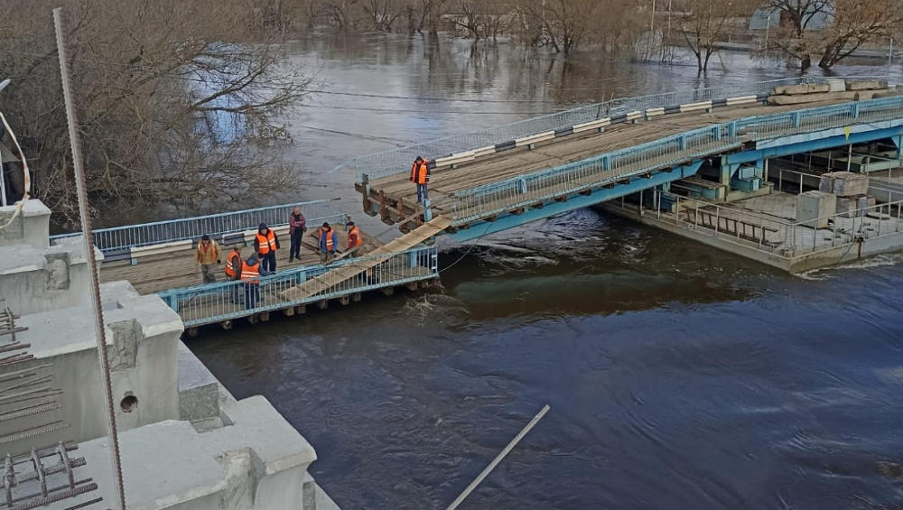 В Брянске на набережной из-за паводка закрыли для движения понтонный мост