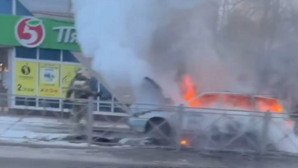В Брянске возле остановки «Мечта» после хлопков сгорел стоявший легковой автомобиль
