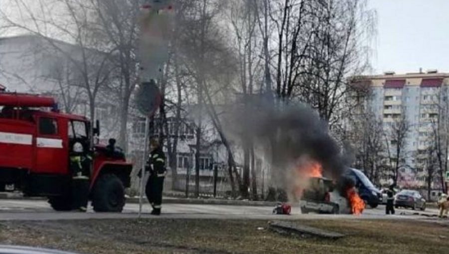 В Брянске возле школы № 58 на улице Абашева днём 20 марта загорелся легковой автомобиль