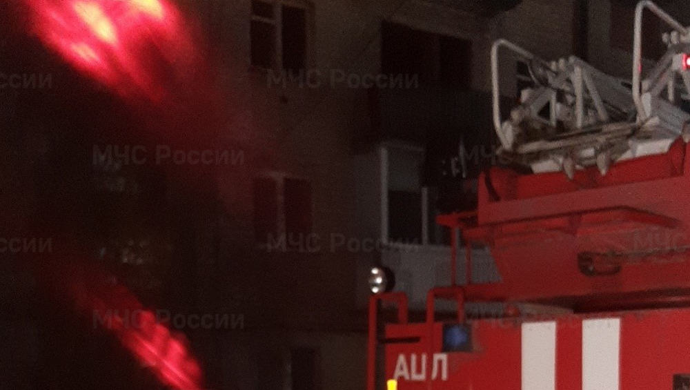 В Карачеве ночью из горевшей многоэтажки эвакуировали 15 жильцов