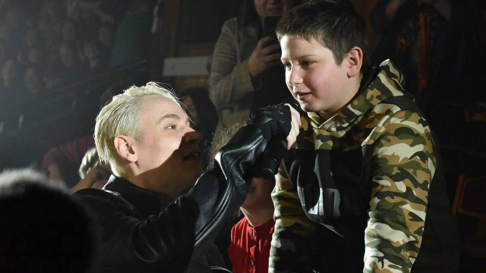 Певец SHAMAN познакомился перед концертом в Брянском цирке с юным героем Федором