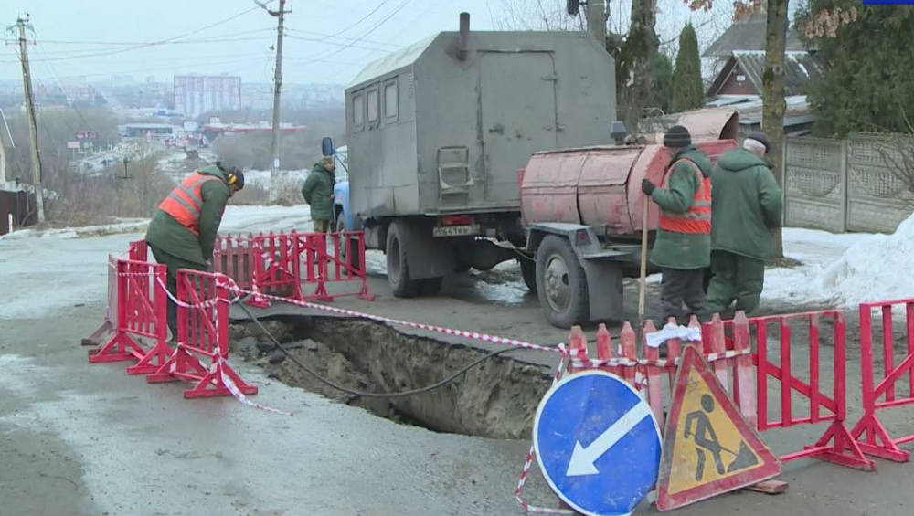 В Брянске взялись устранять огромный провал асфальта на улице Нагорной на Карачиже