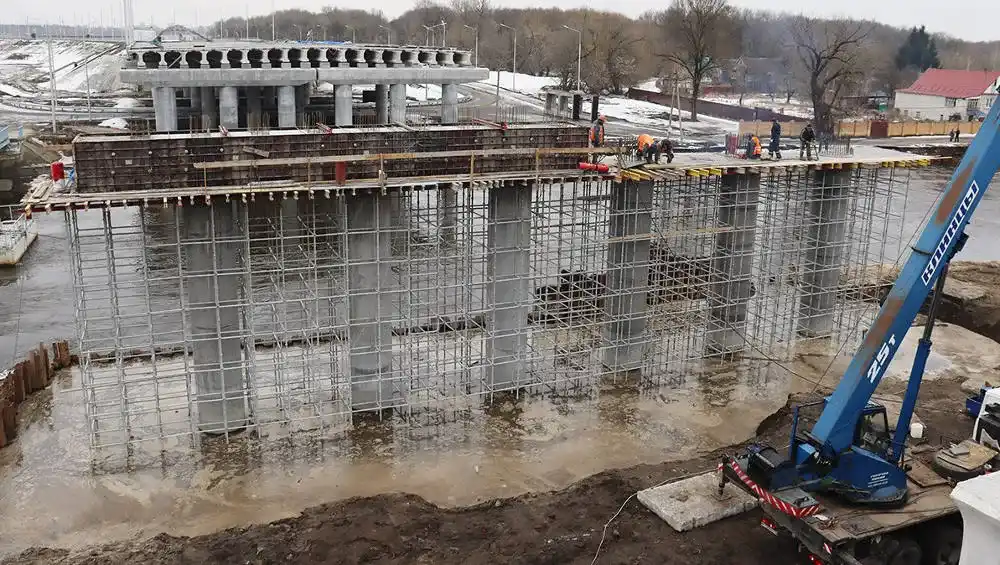 В Брянске на строящемся Славянском мосту продолжили бетонировать ригель седьмой опоры