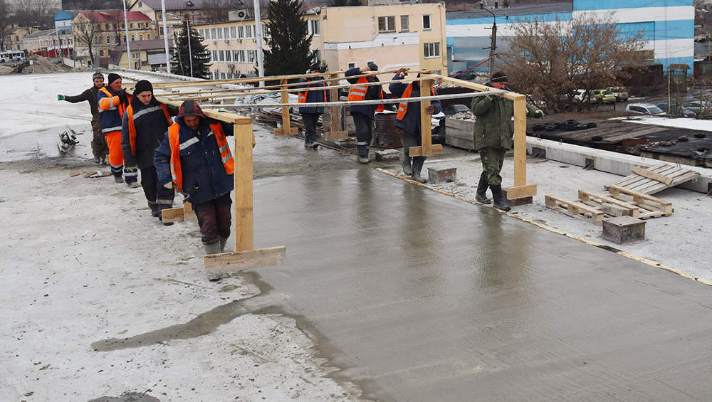 В Брянске на строящемся Славянском мосту продолжили бетонировать ригель седьмой опоры