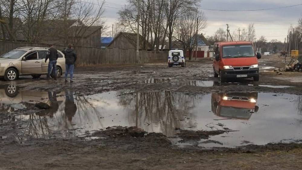 Новости навля сегодня. Распутица в городе автомобили. Село грязь. Грязевые лужи.