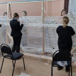 Брянские женщины организовали пункты помощи бойцам СВО, где шьют сети и делают свечи