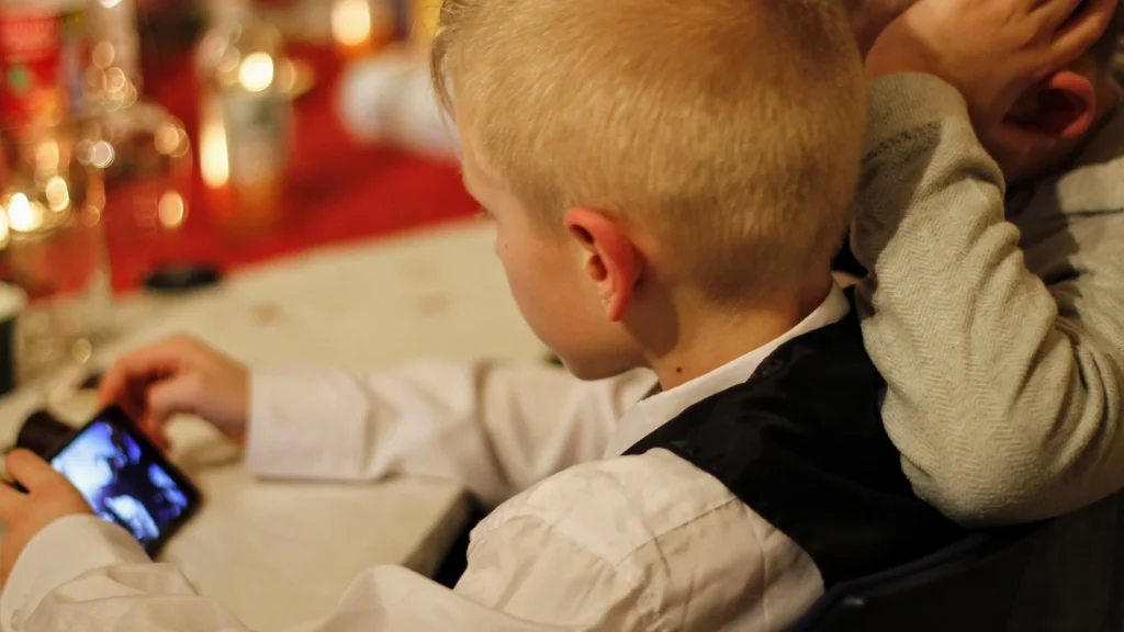 Подавляющее большинство брянских родителей выступили за запрет видеосъемки на уроках в школе