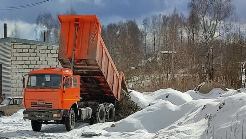 Под Брянском водитель КамАЗа устроил свалку из отходов возле птицефабрики «Снежка»