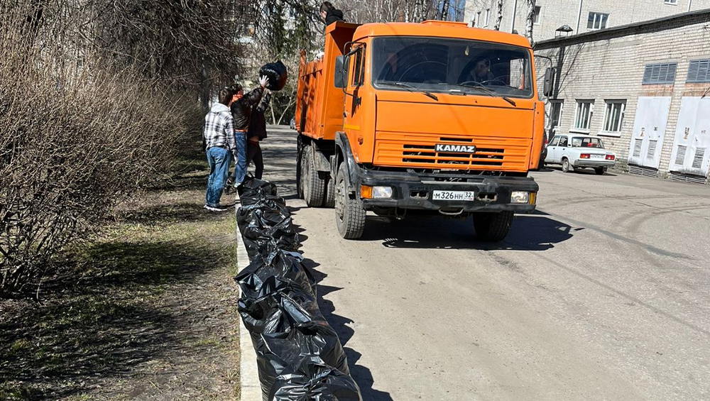 В Брянске прошла первая «санитарная пятница» – общегородская уборка