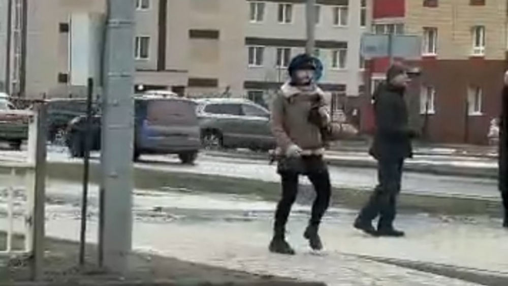 В Брянске сняли видео танцевавшей на переходе возле светофора девушки