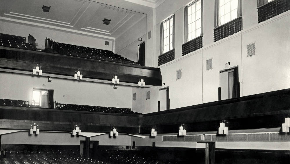 Брянцам показали, как выглядел зрительский зал в драмтеатре в 1928 году