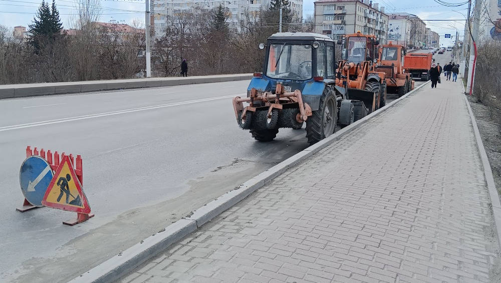В Брянске начали убирать дороги от песка