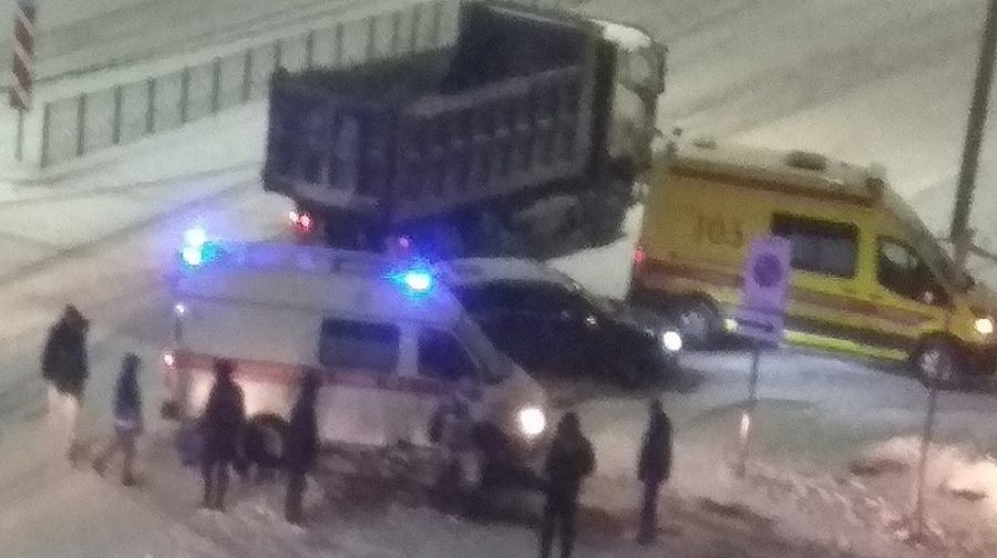 В Бежицком районе Брянска машина скорой помощи угодила в яму в Московском микрорайоне