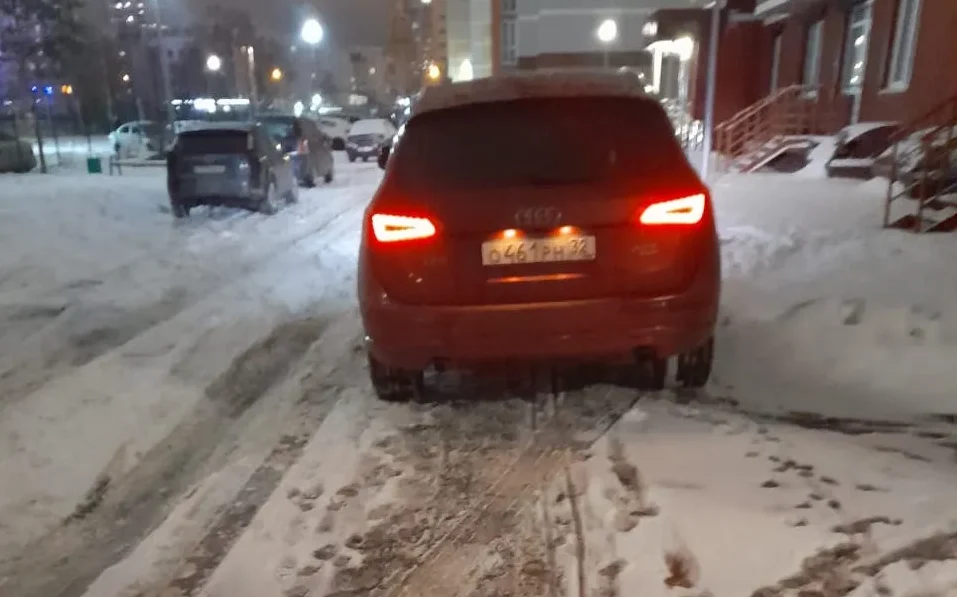 Житель Брянска попросил наказать припарковавшегося на тротуаре автохама