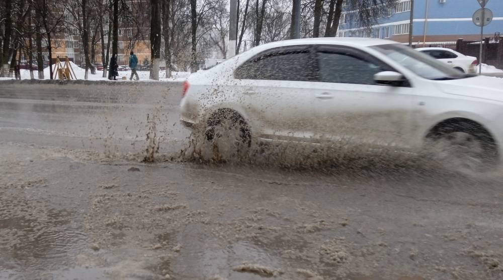 Из-за таяния снега залитые лужами дороги Брянска стали опасными для автомобилистов