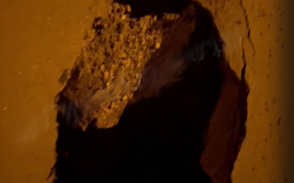 В Брянске заметили огромный провал грунта на улице Нагорной на Карачиже