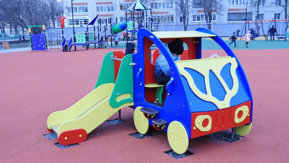 В брянском парке «Юность» дополнительно установили оборудование для детских игр