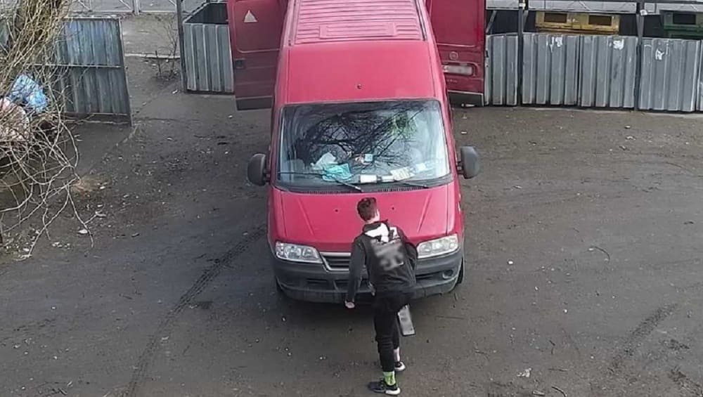 В Брянске хитрый водитель «Газели» выгрузил строительный мусор, сняв номер с машины