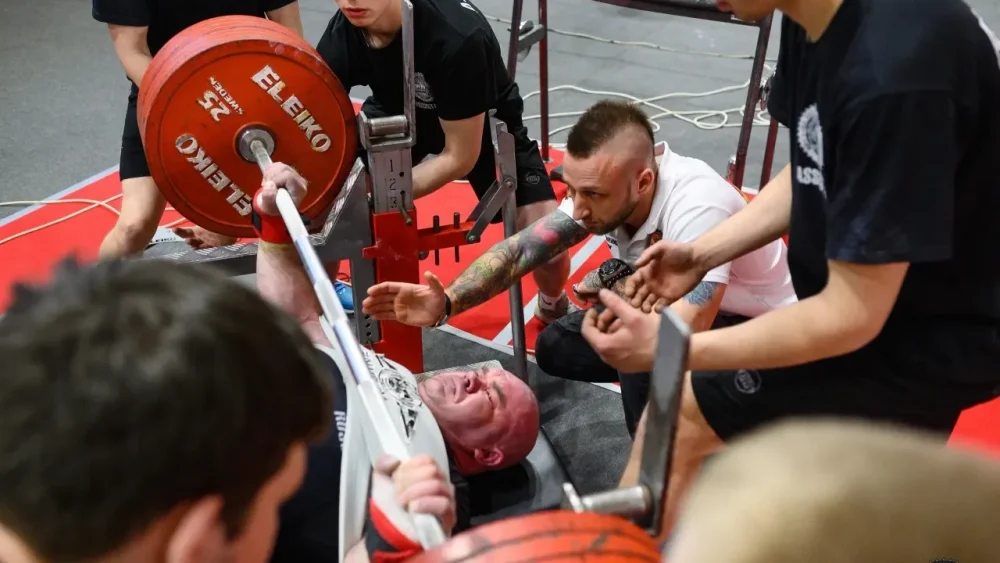 Брянский силач Сергей Белохонов выжал 380 кг и установил на мировой рекорд