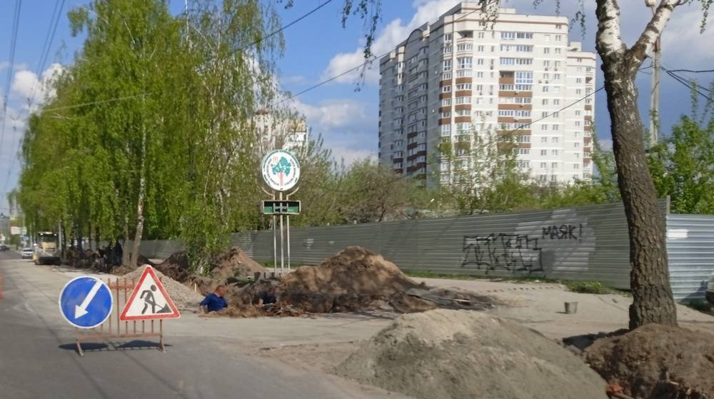В Брянске начали расширять участок дороги на улице Крахмалева
