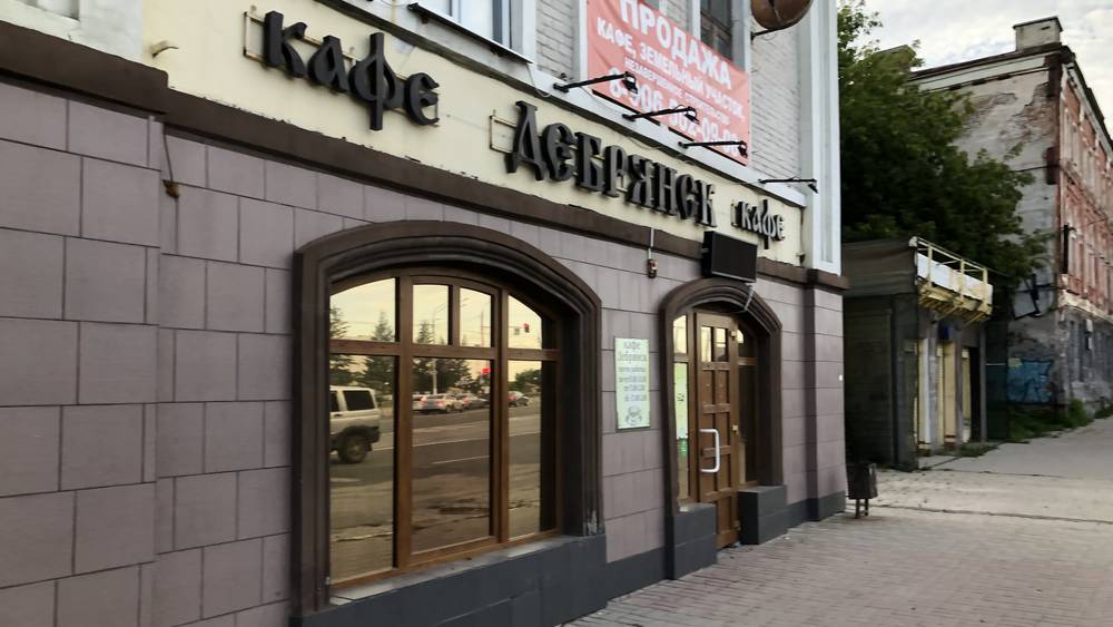 В Брянске на улице Калинина загорелось здание, в котором расположено кафе «Дебрянск»