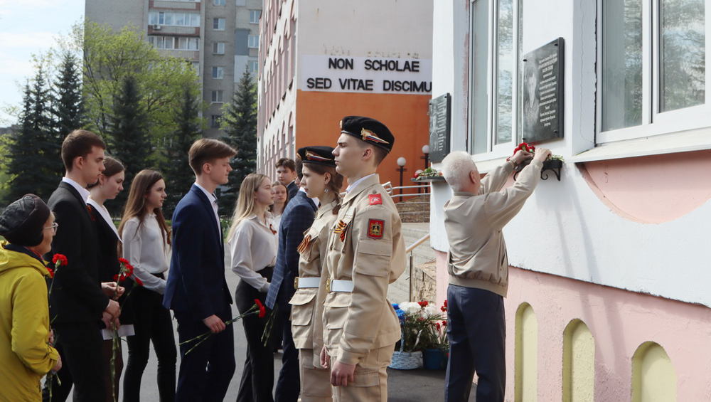 В Брянске увековечили память погибшего в ходе СВО добровольца Дмитрия Абрамова