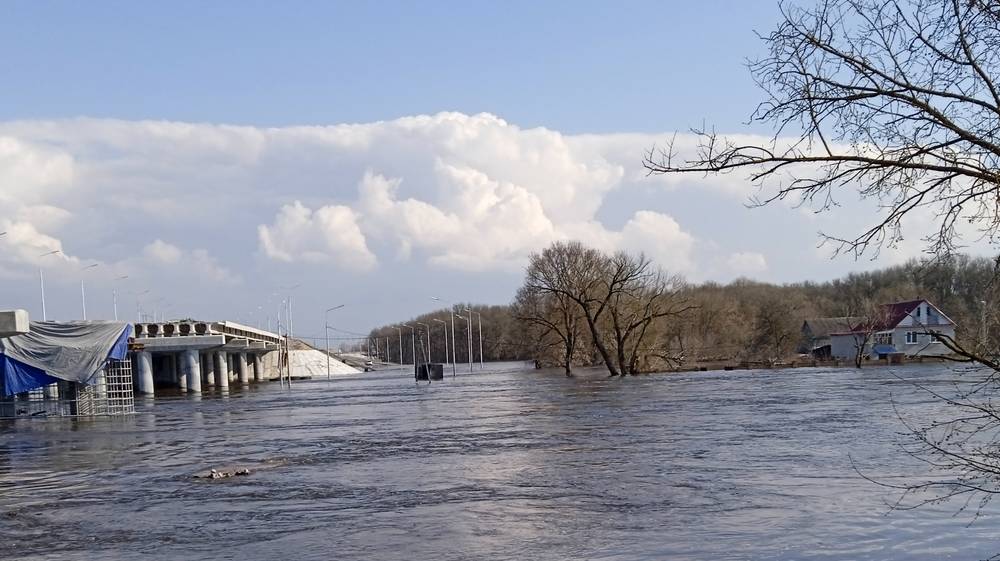 В Брянске река Десна затопила новую дорогу к строящемуся на набережной Славянскому мосту