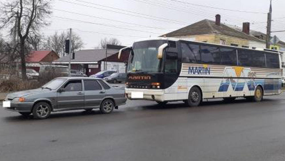 В Брянске калужский автобус с 39 детьми врезался в ехавший впереди ВАЗ-2115