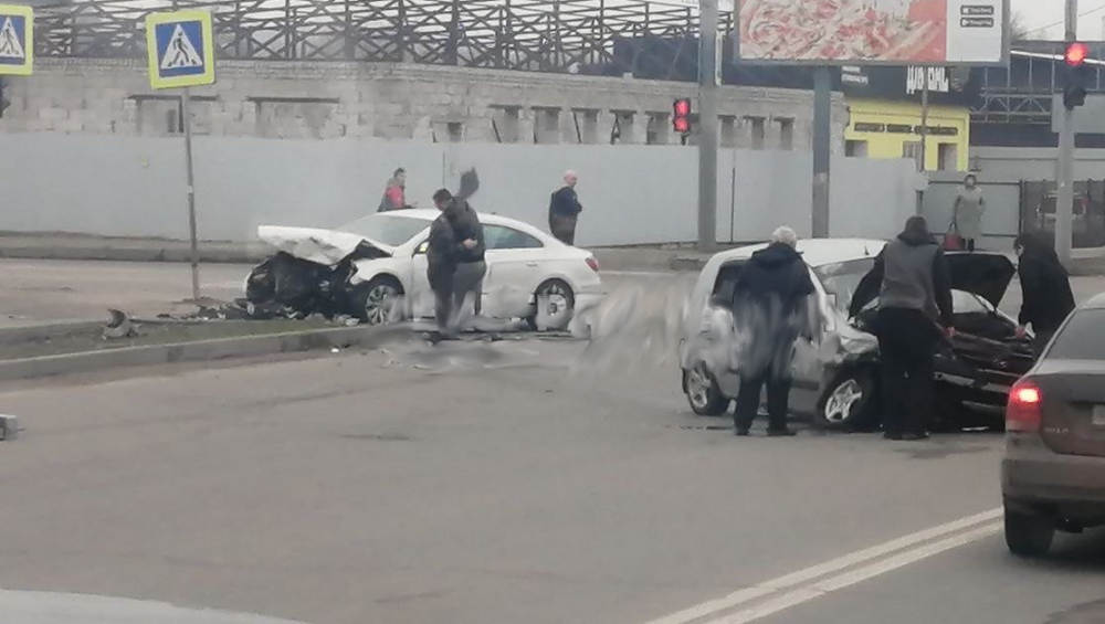 В Брянске на Литейной произошло серьезное ДТП с двумя легковыми автомобилями