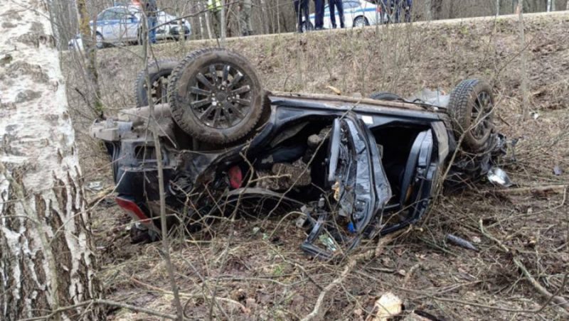 Под Суражом из-за наезда на дерево в автомобиле Ford погибли двое взрослых и один ребенок