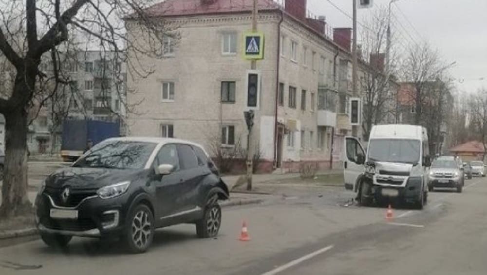 В Брянске в ДТП с маршруткой возле торгового центра «Космос» пострадали три женщины