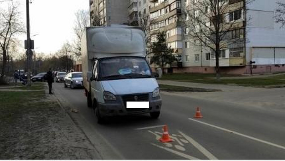 В Брянске на Орловской грузовой фургон сбил выбежавшего на дорогу 7-летнего мальчика