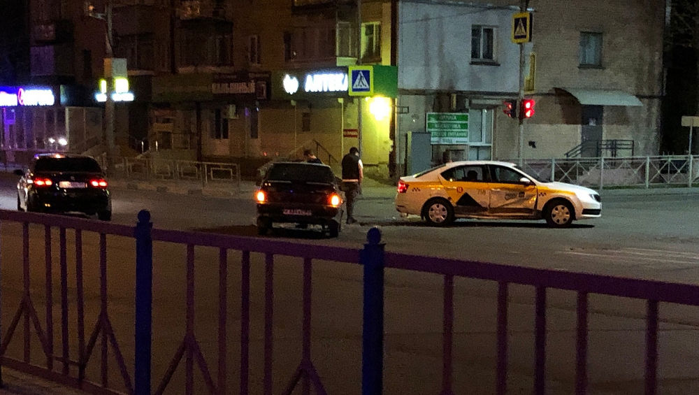 В Брянске на улице Никитина в ДТП с участием такси пострадала его пассажирка