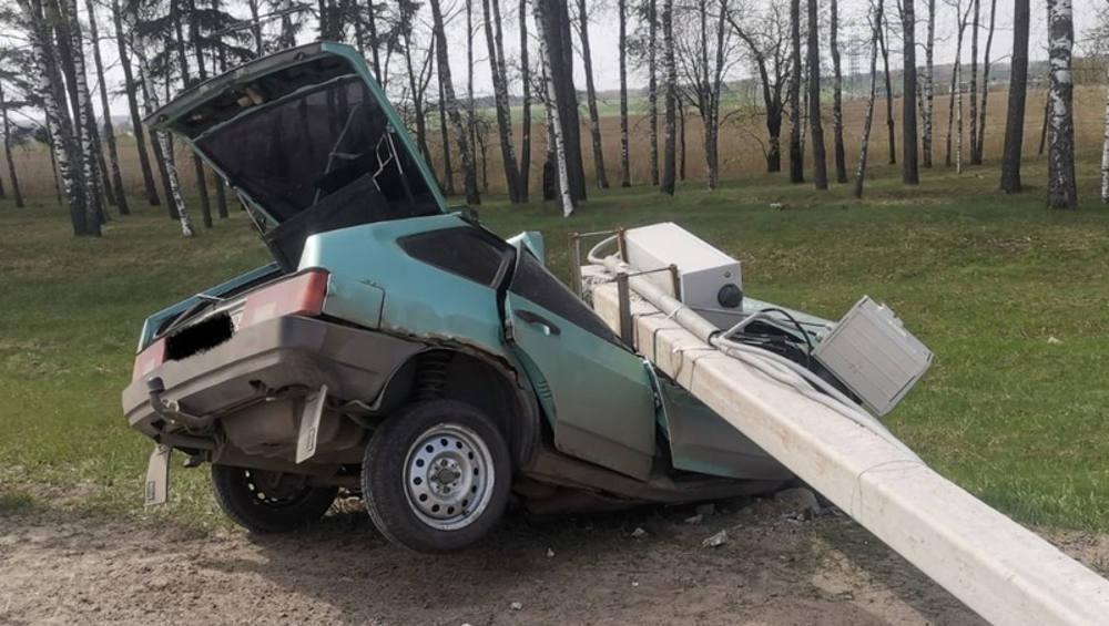 Наехавший на электроопору под Брянском водитель получил перелом позвоночника