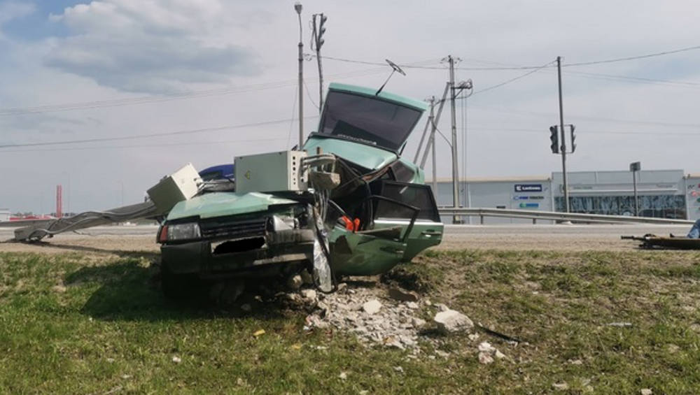 Наехавший на электроопору под Брянском водитель получил перелом позвоночника