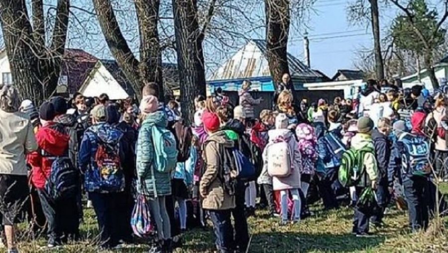 В Клинцах Брянской области утром 10 апреля эвакуировали учеников и педагогов шести школ