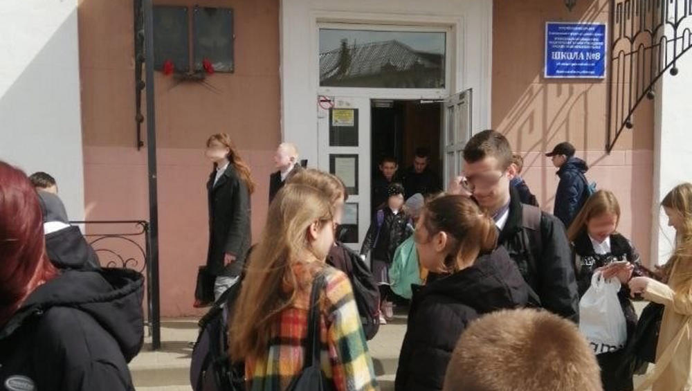 В Клинцах Брянской области 20 апреля массово эвакуировали детей и учителей из пяти школ