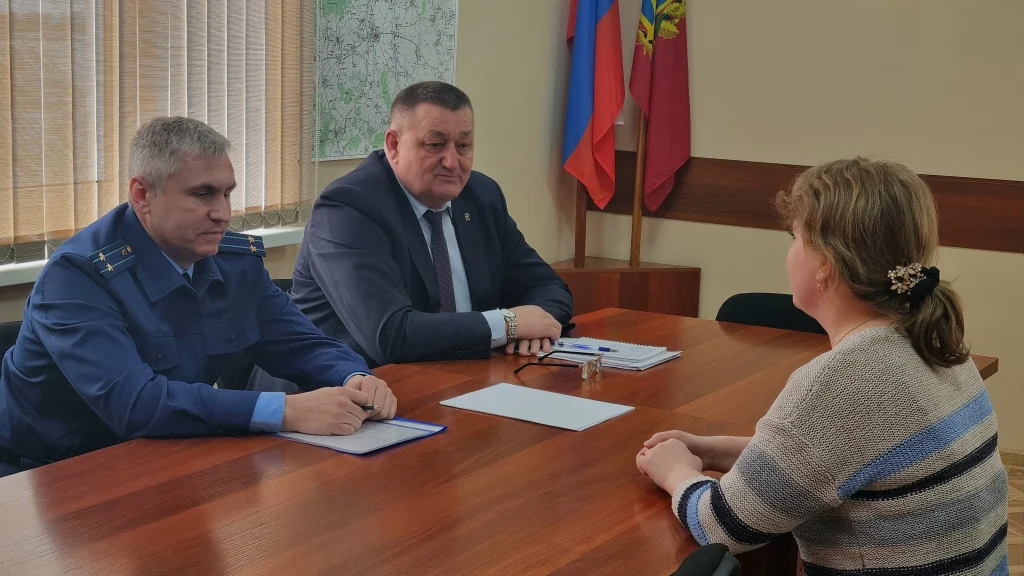 В Брянской области прокурор и глава администрации провели тематический прием