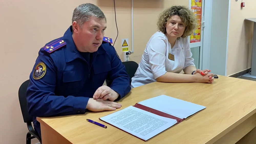 В Брянске полковник юстиции пришел к врачам с красной папкой и грозным напоминанием