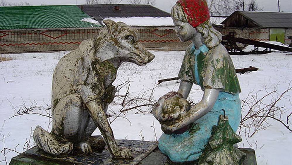 Житель Суземки сберег и восстановил послевоенные скульптуры из любимого парка