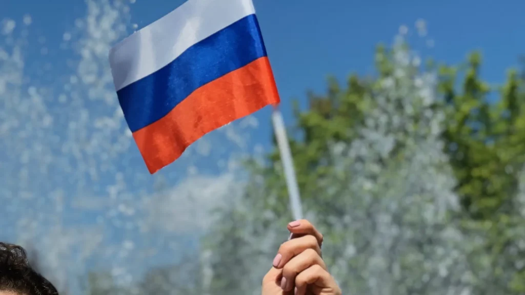 В Нижегородской области завели дело на надругавшегося над российским флагом мужчину