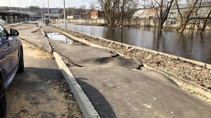 В Брянской области будут восстановлены разрушенные весенним паводком участки дорог