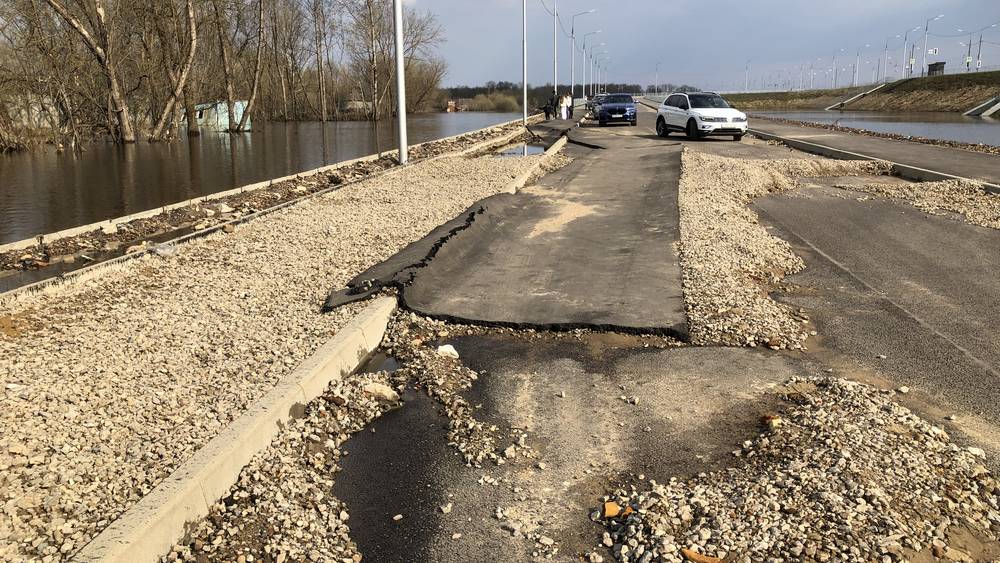 В Брянске поврежденную дорогу у Славянского моста подрядчик отремонтирует за свой счет