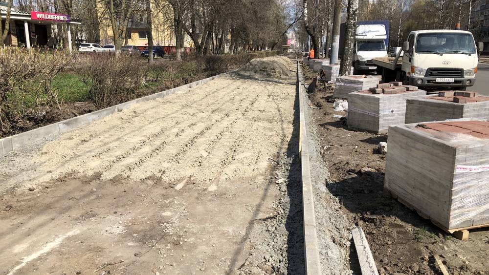 В Брянске начали строительство тротуара из плитки на участке улицы Крахмалева
